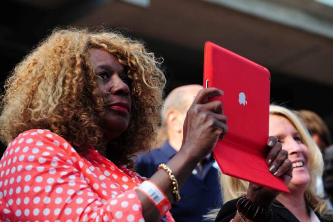 Point fashion N°1 : iPad assorti à la tenue, au bracelet et au rouge à lèvres pour la mère de Serena Williams.