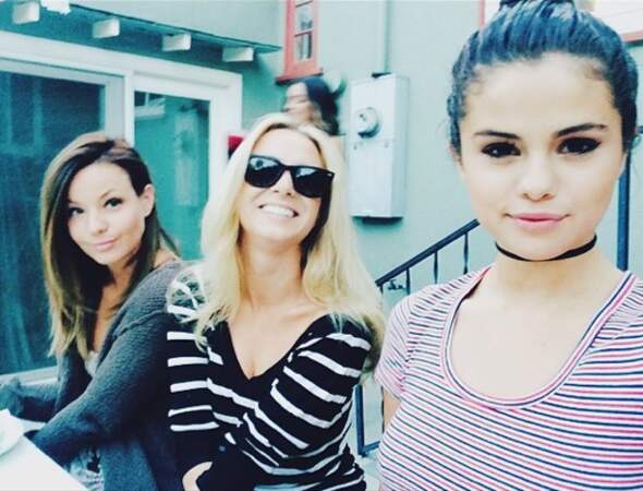 Pendant que Selena Gomez se prend en photo avec des amis...
