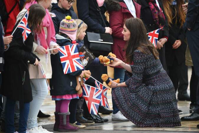 Kate Middleton a pris le temps de discuter avec plusieurs fillettes