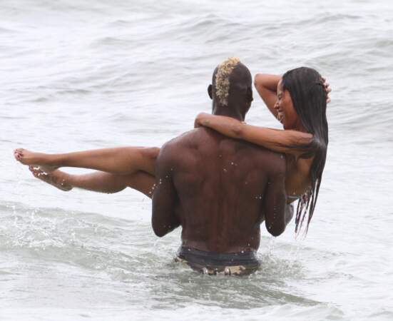 Mario Balotelli passe des vacances romantiques avec sa fiancée Fanny Neguesha à Miami