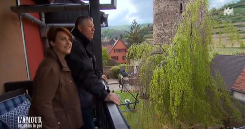 En Alsace, Eric et Florence s'extasient sur la vue depuis leur chambre d'hôtel