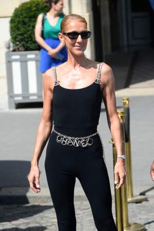 Celine Dion a débuté avec une tenue plus sobre, signée Chanel