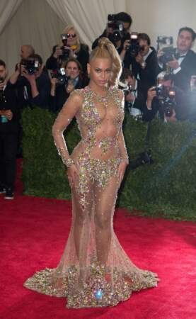 Oui, pour porter ce genre de robe, il vaut mieux s'appeler Beyoncé