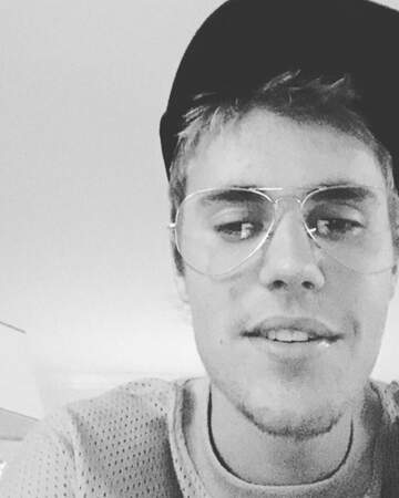 Justin Bieber se prépare pour la rentrée avec une toute nouvelle paire de lunettes 