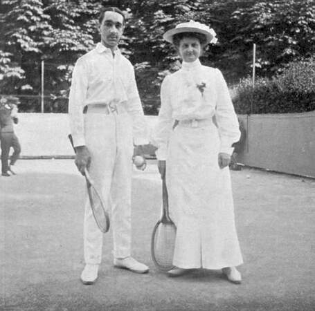 Associée à Max Decugis, Yvonne Pfeffel s'impose en double mixte en 1905 et 1906