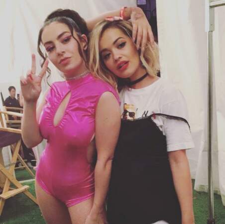 Charli XCX et Rita Ora se sont croisées à la Gay Pride de Los Angeles. 