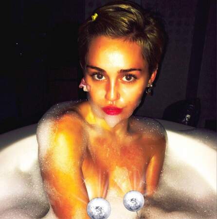 Et hop, une petite photo nue dans la baignoire ! Heureusement que Miley est douée en Photoshop !