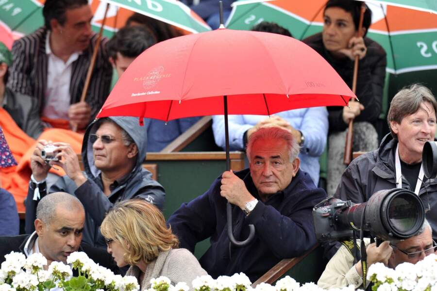 Dominique Strauss-Kahn, plus prévoyant, avait amené son parapluie.