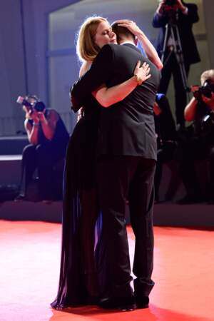 Moment tendre entre Amy Adams et Jeremy Renner à Venise lors de la présentation de Premier contact