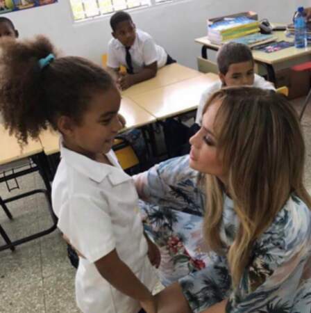 Altruiste, Jennifer Lopez a donné de son temps à des écoliers en République Dominicaine. 