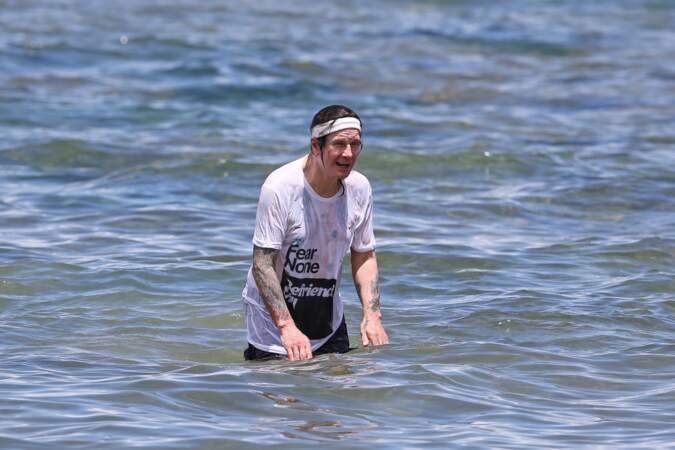 Ozzy Osbourne, lui, a préféré garder son t-shirt pour éviter les coups de soleil à Hawaii.