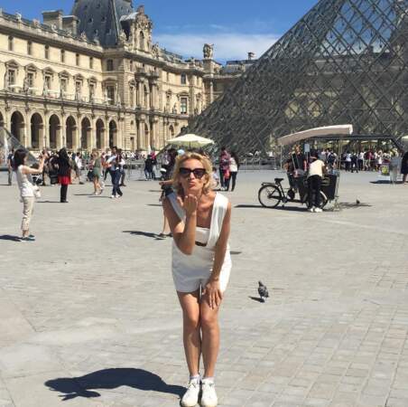 Alexandra Lamy a fait la touriste au Louvre. 