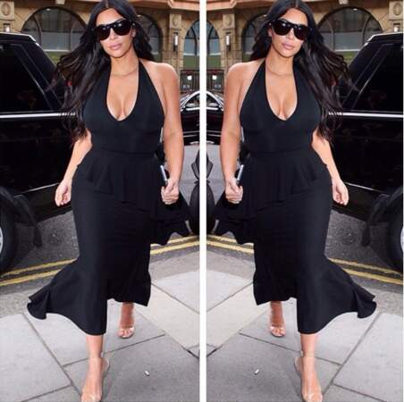 Kim Kardashian affiche avec fierté ses formes de femme enceinte 