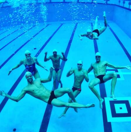 Tony Parker s'éclate avec les nageurs de l'équipe olympique américaine. On peut dire qu'il nage dans le bonheur ! 