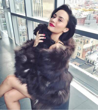 Demi Lovato, on espère que c'est de la fausse fourrure. 