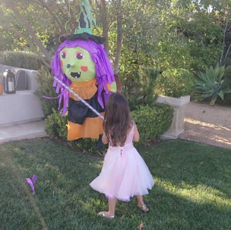 Et elle a même eu droit à une piñata sorcière ! 