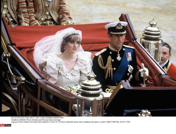 Le 29 juillet suivant, elle l'épouse en grandes pompes à la cathédrale St. Paul de Londres
