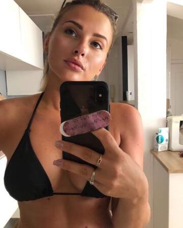Allez, une belle fournée de clichés sexy avant de nous quitter : selfie en bikini pour Kelly Vedovelli. 