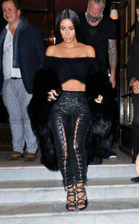 Le 30 septembre, Kim Kardashian en cuir quitte l'hotel Costes après diner