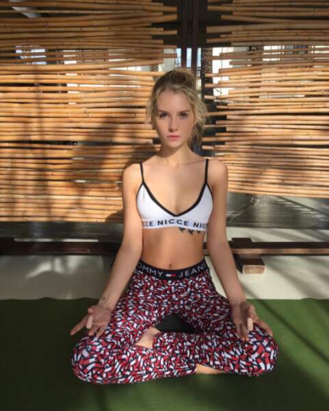 Yoga pour Lottie Moss. 