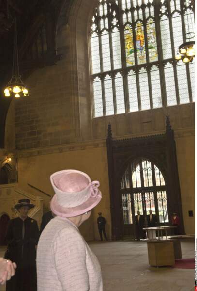 La reine autorise que l'on créée un vitrail rendant hommage à son règne et destiné à Westminster