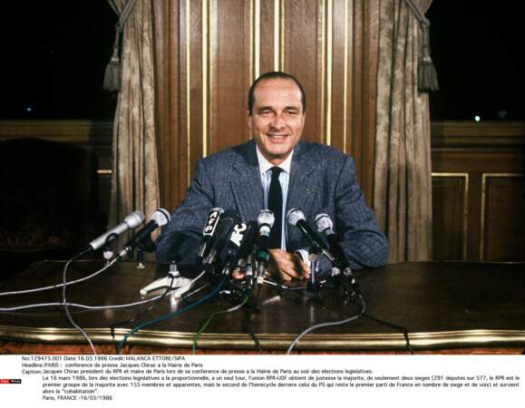 1986 : la proportionnelle aux législatives conduit à la première cohabitation. Mitterrand le nomme Premier ministre