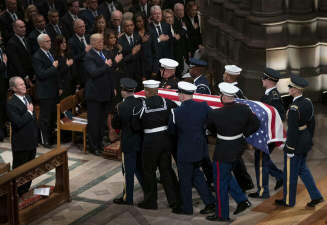 Suivant le protocole, le cercueil est porté par des militaires à son départ de la cathédrale 