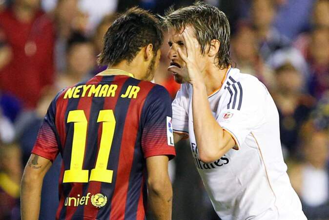 Discussion cordiale entre Neymar et Fabio Coentrao (euh, en fait non). 
