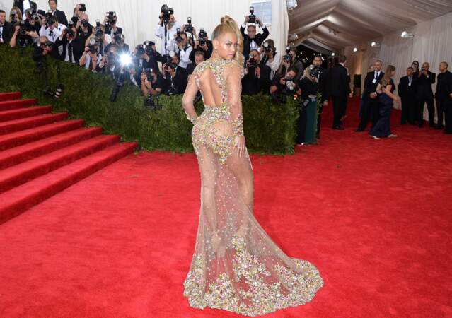 Beyoncé n'a pas froid aux yeux sur le tapis rouge