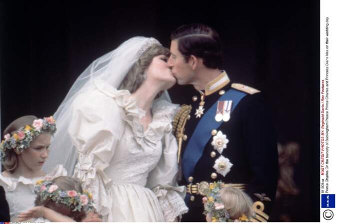 Les amoureux offrent le premier baiser au balcon de Buckingham de l'histoire de la monarchie