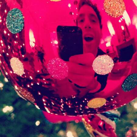 Voici une selfie de Mika à travers une boule de Noël
