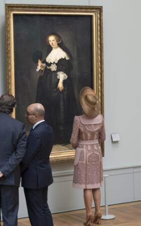 Maxima admire le portrait de Oopjen Coppit peinte par son compatriote Rembrandt en 1634, s'il vous plaît !