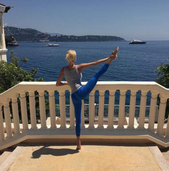Victoria Silvstedt du yoga-pilates face à la mer... 