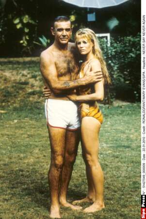 La toute jeune Kim Basinger, avec Sean Connery, dans Jamais plus jamais (1983)