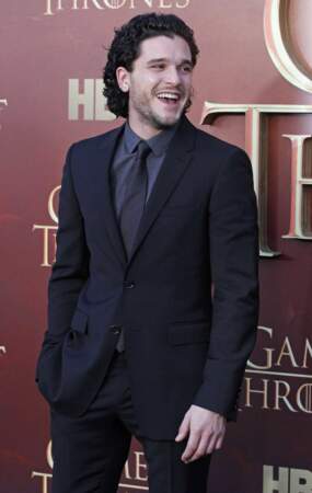 Kit Harington (Jon Snow), sobre et élégant, le sourire en plus !