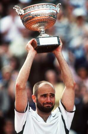 Les larmes du vainqueur de l'année 1999 André Agassi
