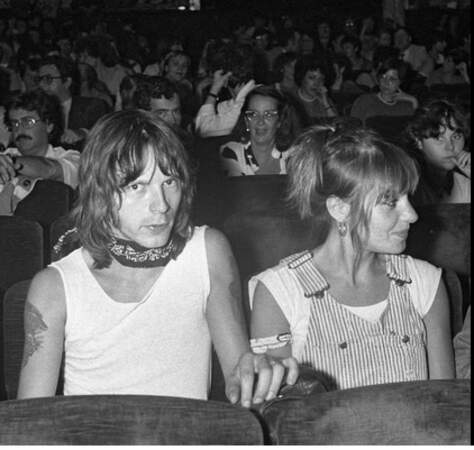 À la premiere du groupe "Odeurs" a Bobino à Paris le 1er juin 1980, il pose avec sa première femme Dominique 