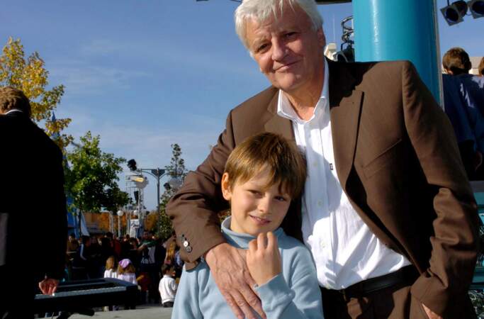 Le voici en 2004, avec son père Jacques Perrin