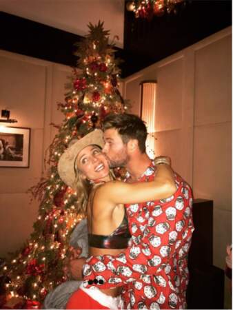Le bisou de Noël pour Elsa Pataky et Chris Hemsworth