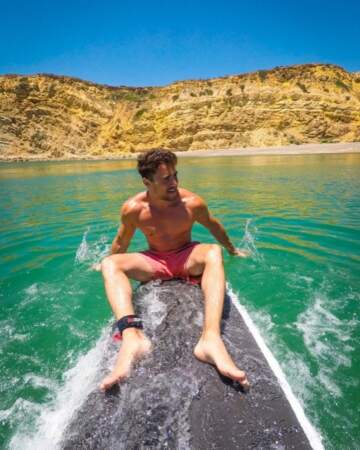 Olivier Dion nous a montré ses abdos sur son surf au Portugal. 