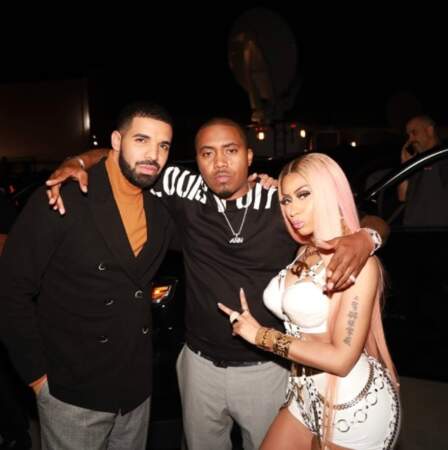 Nicky Minaj prend la pose en tenue sexy avec son ami Drake et le rappeur Nas