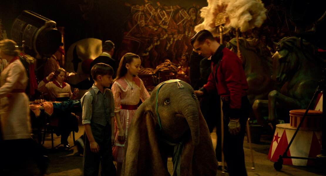 Dumbo qui peut voler grâce à ses oreilles magiques est encouragé avant d'entrer en piste