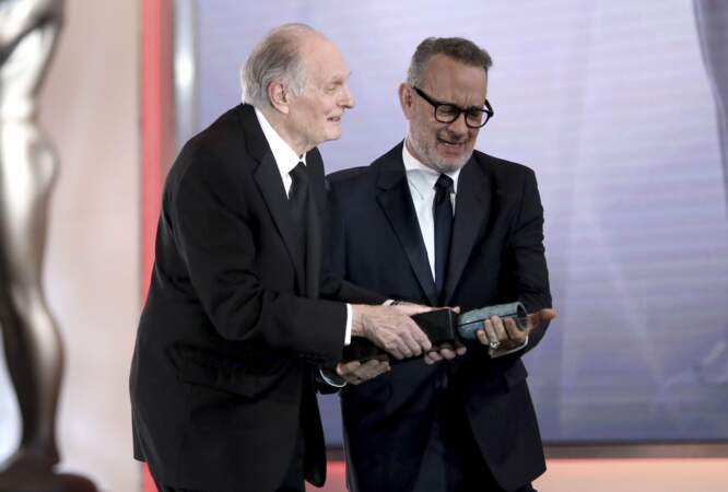 Tom Hanks a remis à Alan Alda un prix récompensant l'ensemble de sa carrière