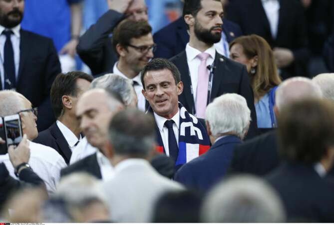 Les Bleus n'ont pas gagné par 49-3 mais Manuel Valls était quand même là