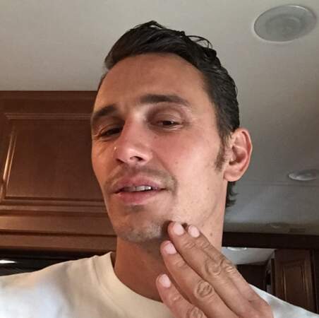 Allez... On termine ce récap' de week-end bien rempli avec un selfie de James Franco, rasé et coiffé de près !