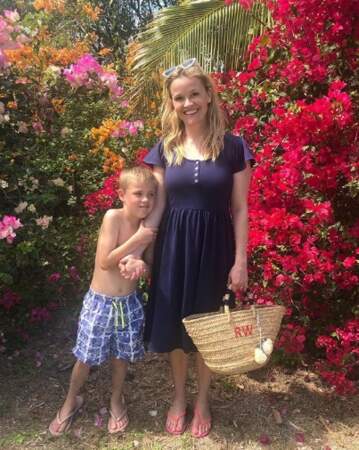 Et balade tropicale pour Reese Witherspoon et son fils Tennessee.