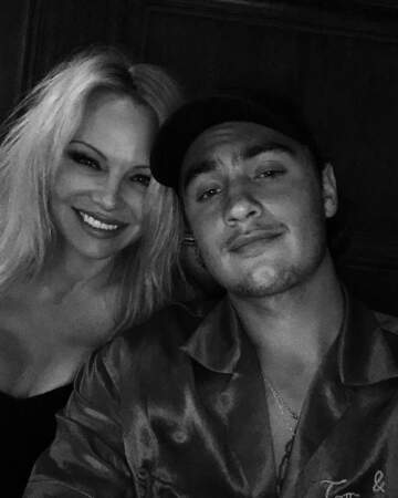 Selfie mère-fils pour Pamela Anderson et Brandon. 