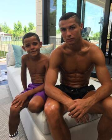 Tel père, tel fils chez les Ronaldo. Shorts de bain inclus. 