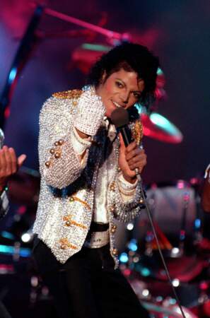 A 50 ans, Michael Jackson, dieu de la pop, victime d'une overdose médicamenteuse.