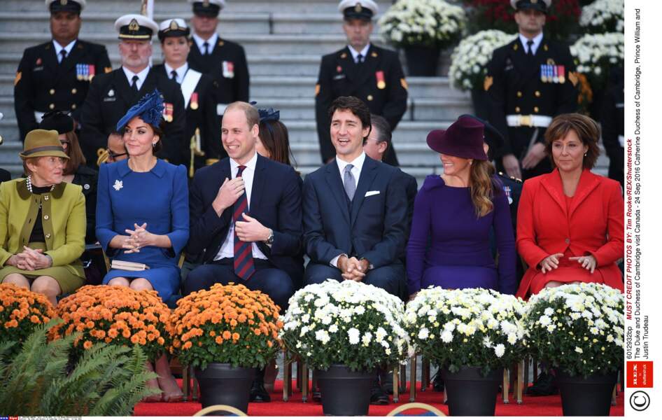 Devant le Parlement, les princes sont en compagnie de Justin et Sophie Trudeau